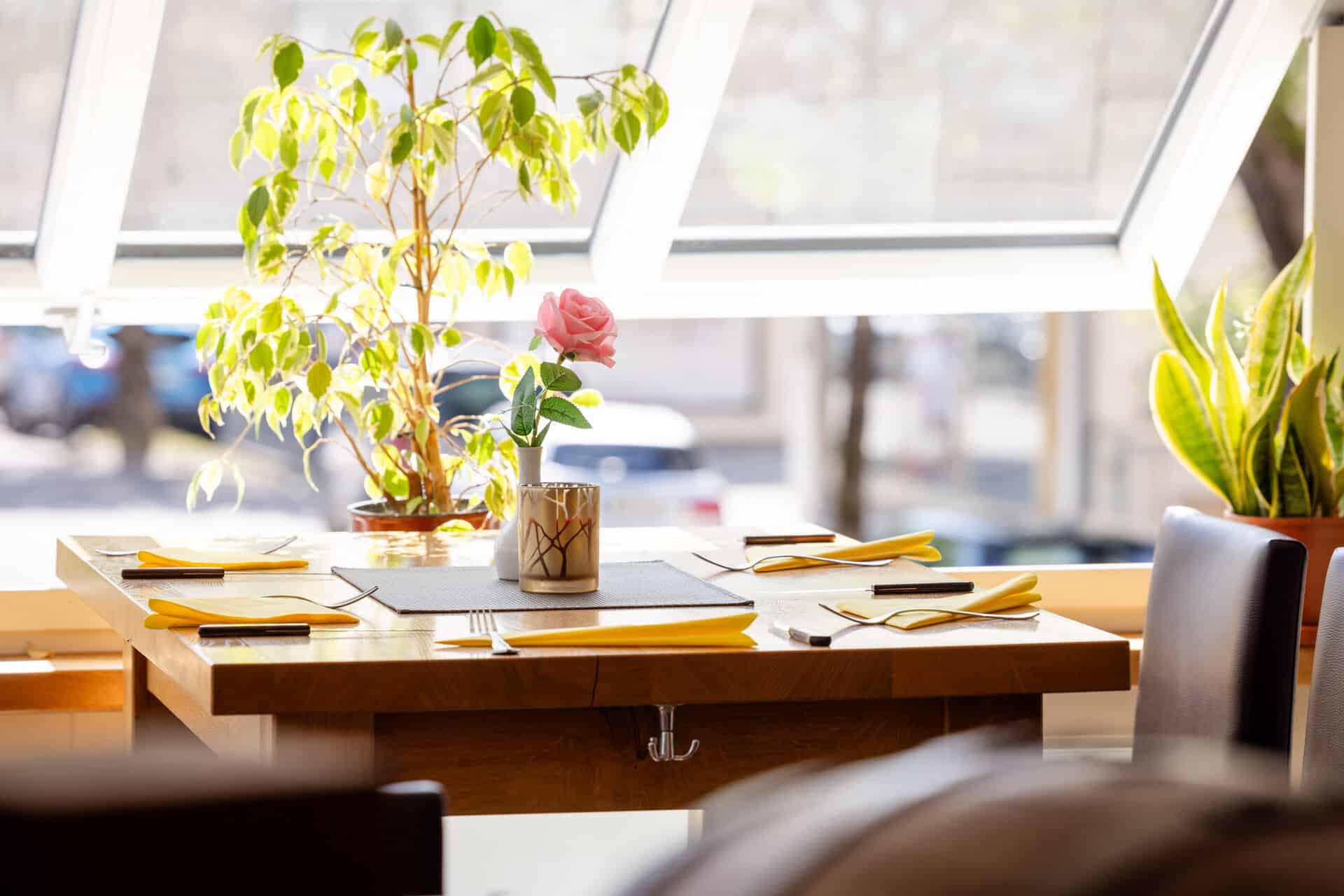 Gedeckter Tisch im hellen Gastraum des Antica Rimini