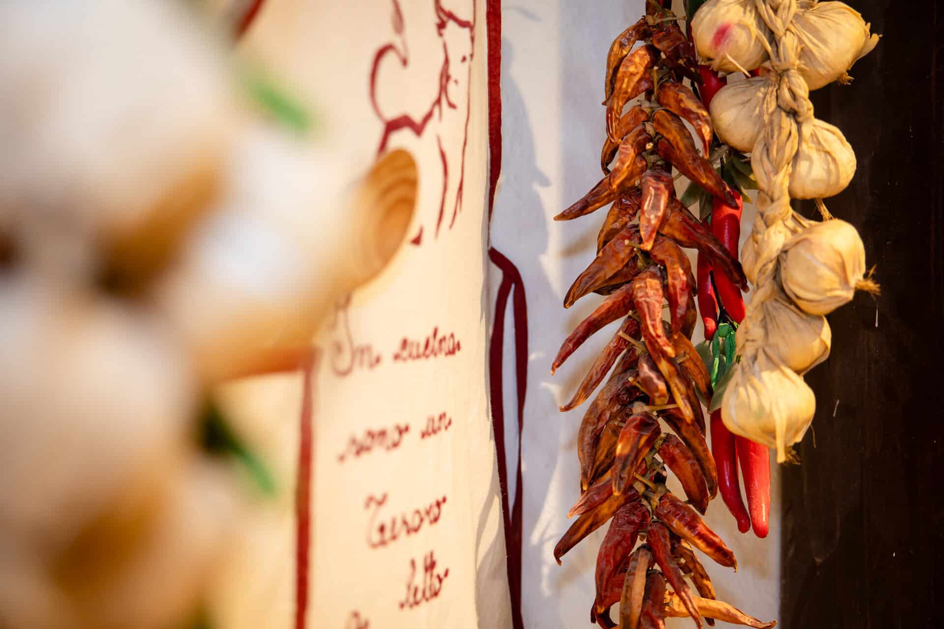 Getrocknete Peperoncini und Knoblauch als mediterranes Küchendetail