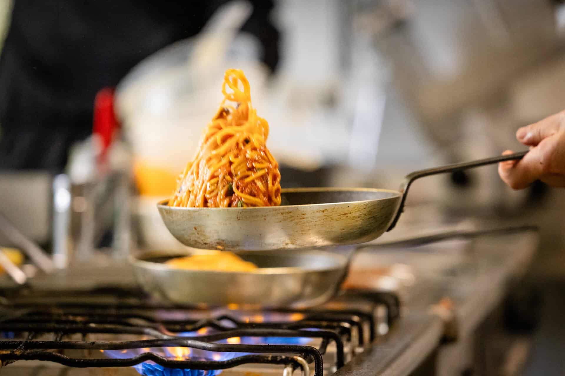 Frische Pasta wird in der Küche des Antica Rimini zubereitet
