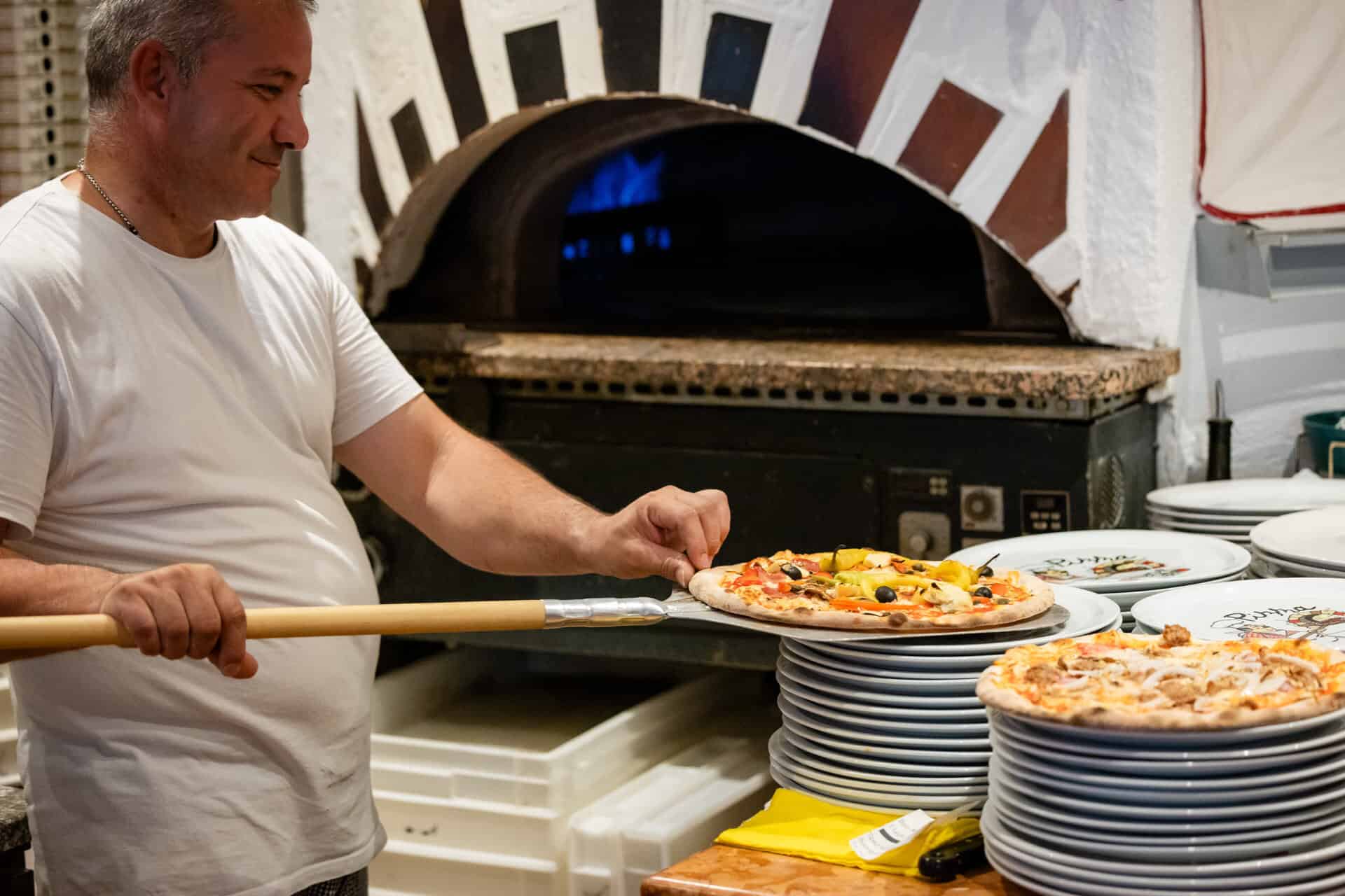 Authentische italienische Pizza im Antica Rimini Penzberg, im Holzofen frisch gebacken.