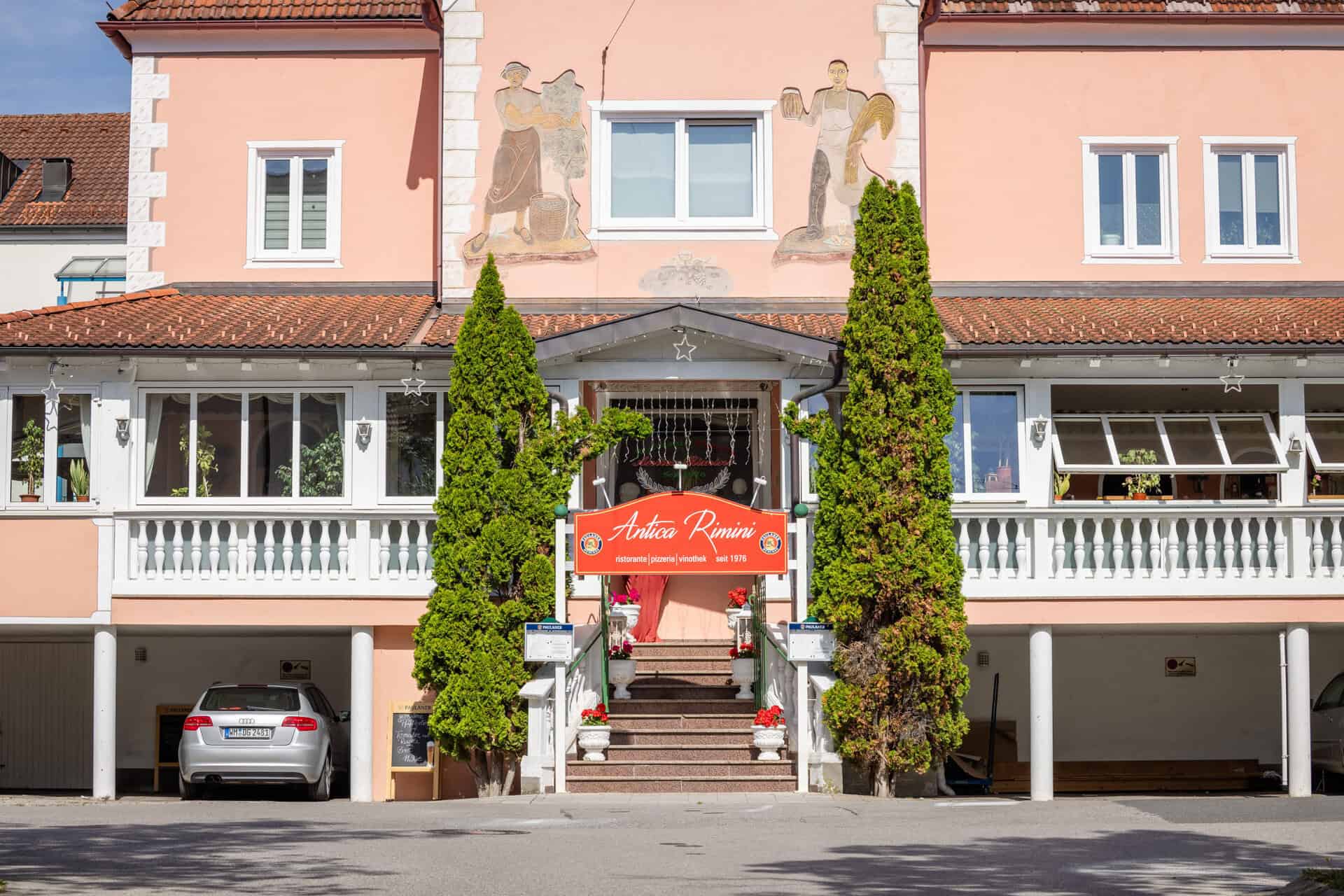 Gemütliches italienisches Restaurant Antica Rimini in Penzberg, seit 1976, mit authentischer Küche und Weinbar.