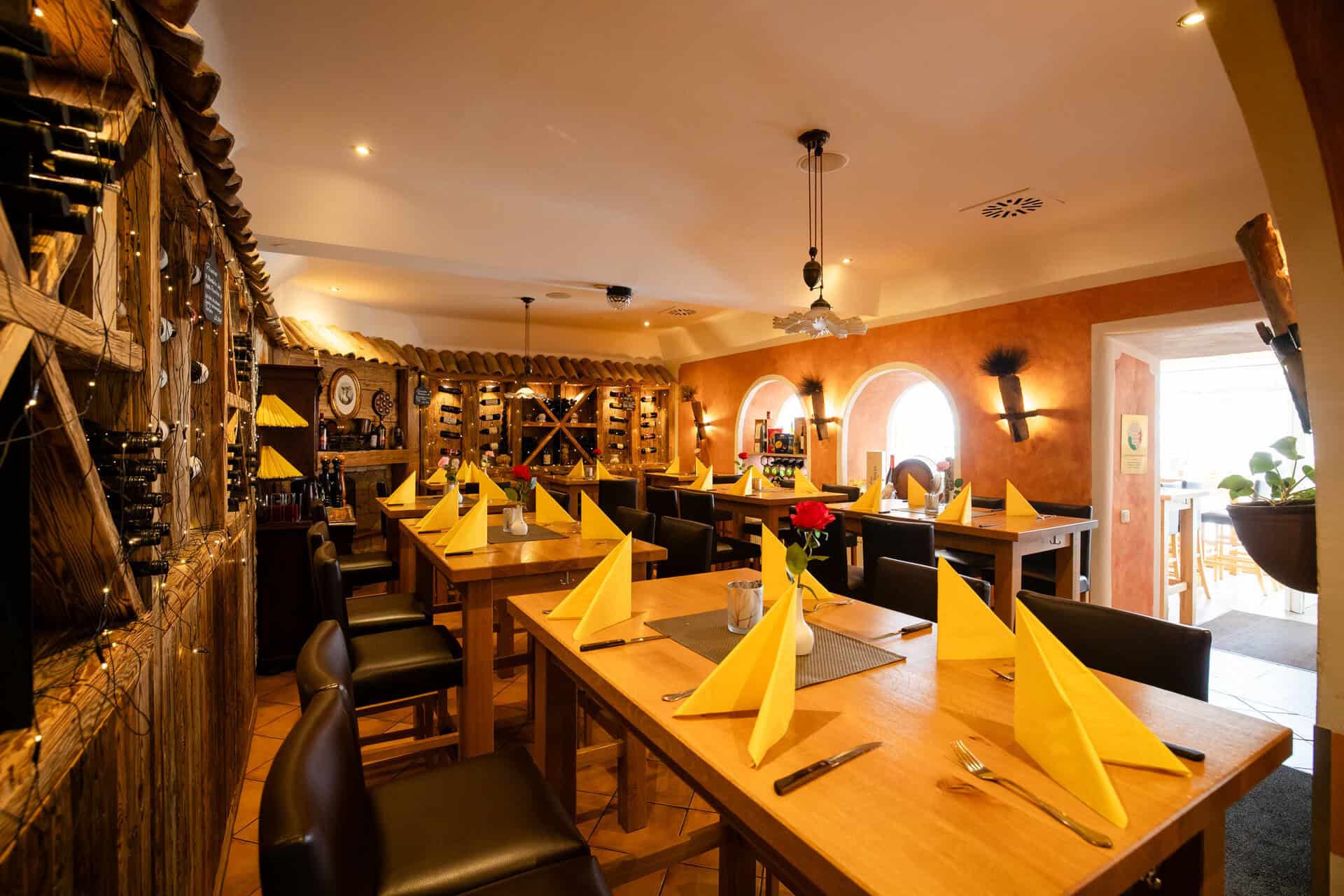 Stimmungsvoller Gastraum des Antica Rimini mit gedeckten Tischen