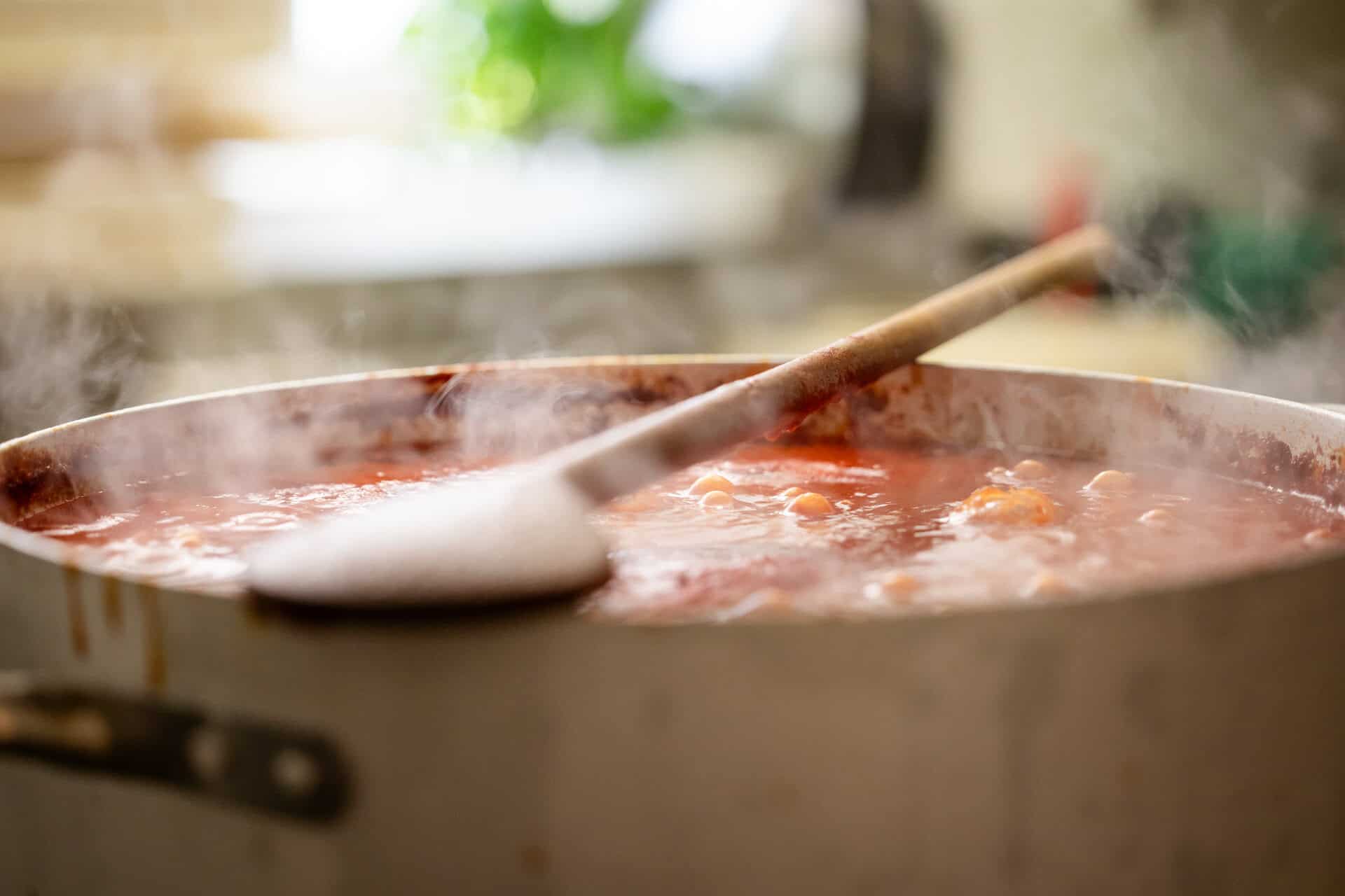 Kochende Tomatensoße im Topf